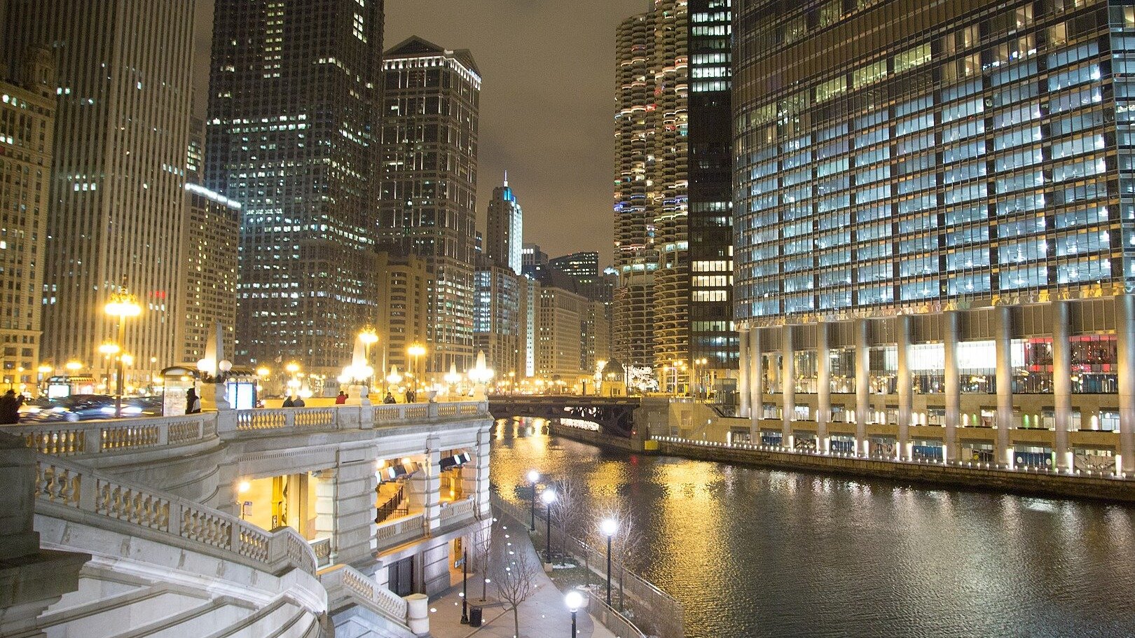 Chicago Riverwalk à noite - (crédito: By Victorgrigas - Own work, CC BY-SA 3.0, https://commons.wikimedia.org/w/index.php?curid=23942936)