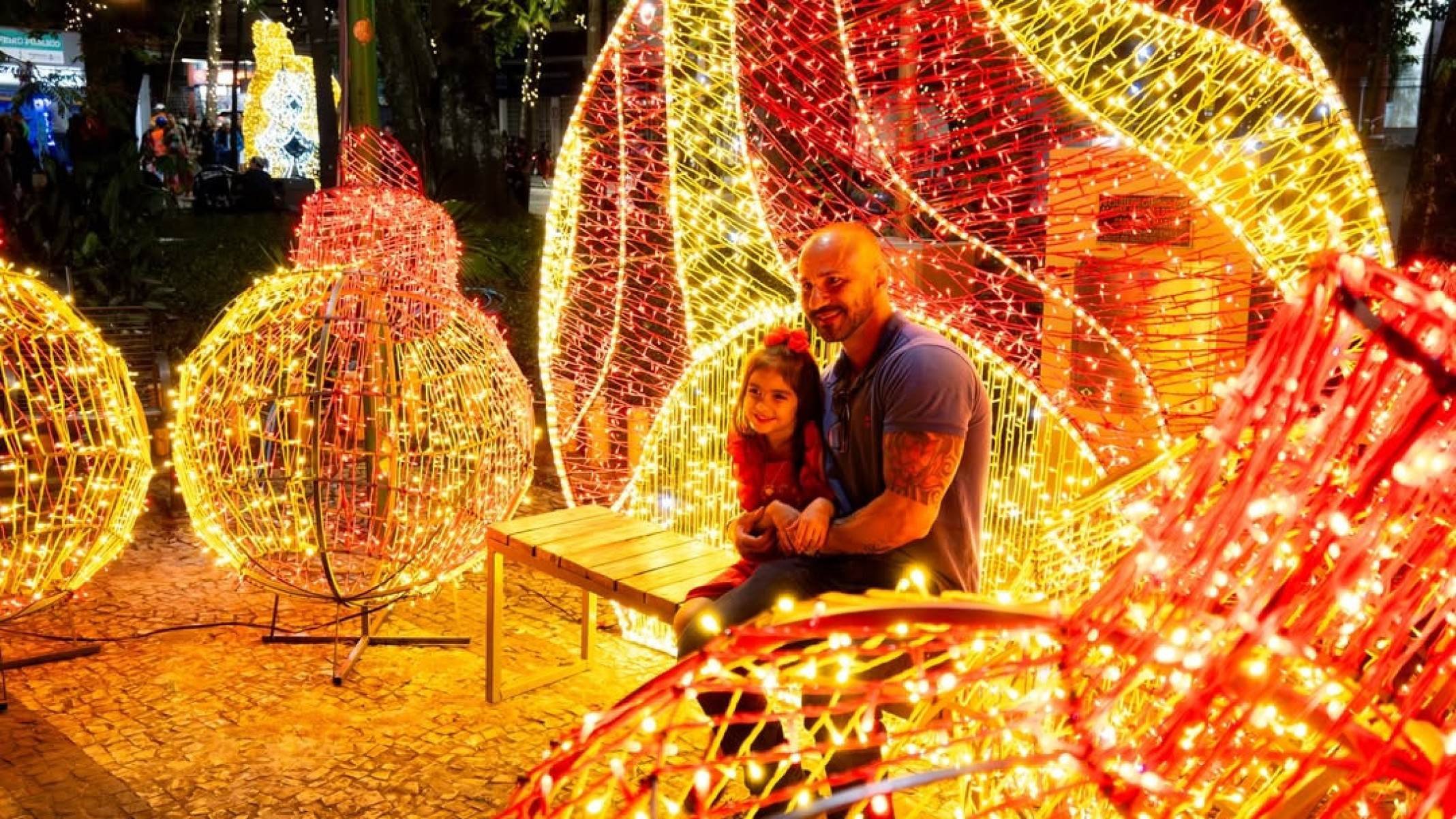 Decoração do Parque Halfeld, um dos pontos tradicionais da cidade, atrai moradores e turistas todos os anos-PJF/Divulgação