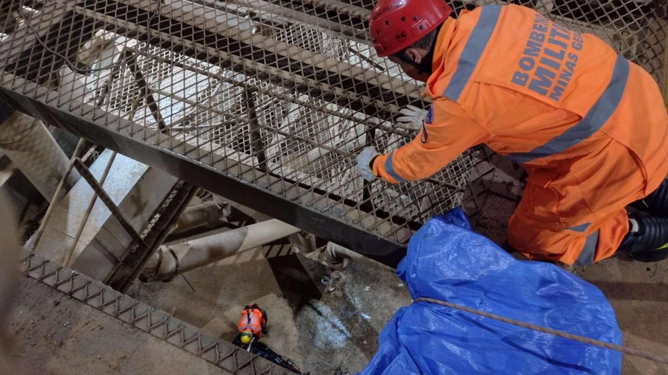 Acidente ocorreu quando homem trabalhava em um patamar de um fosso de elevador - (crédito: CBMMG)