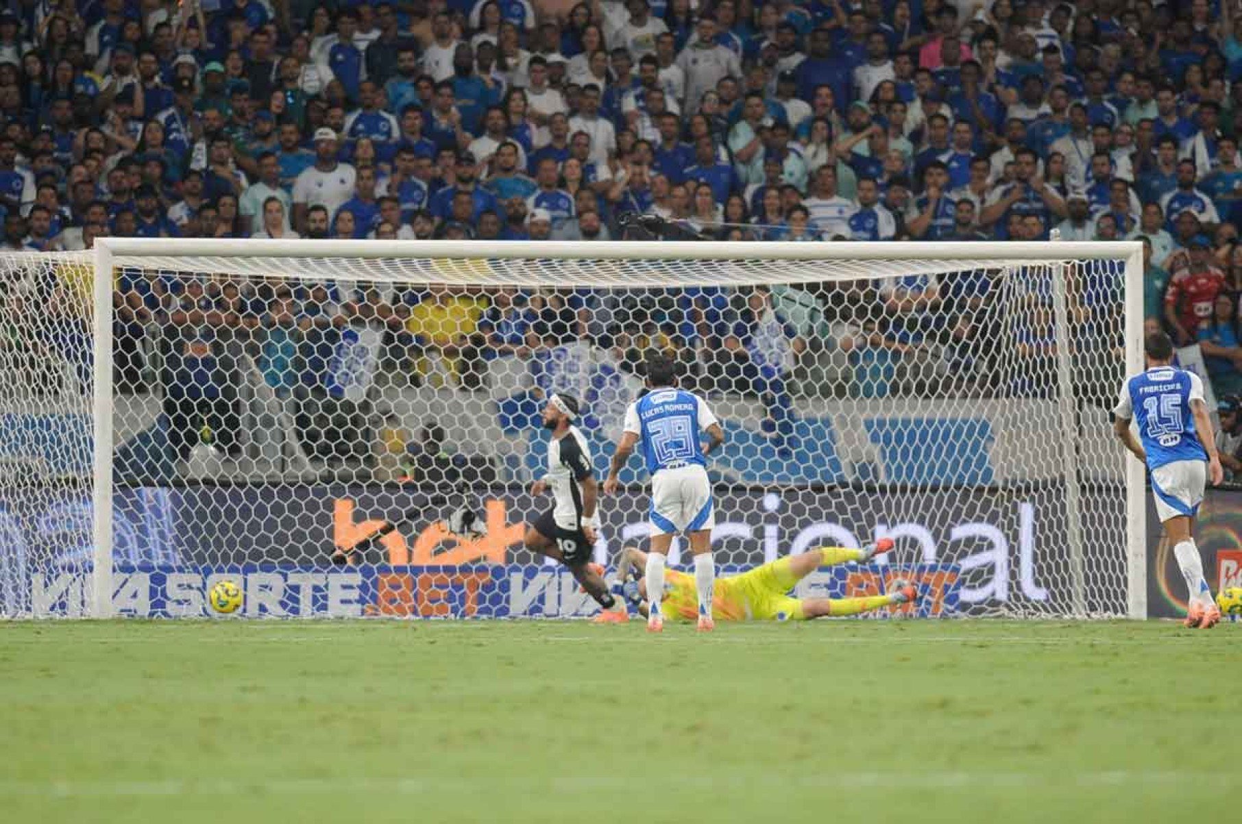 Arbitragem e VAR não viram irregularidade no gol e Memphis Depay comemorou o 1 a 0 sobre a Raposa no jogo de ida semifinal -  (crédito: Alexandre Guzanshe/EM/D.A. Press)