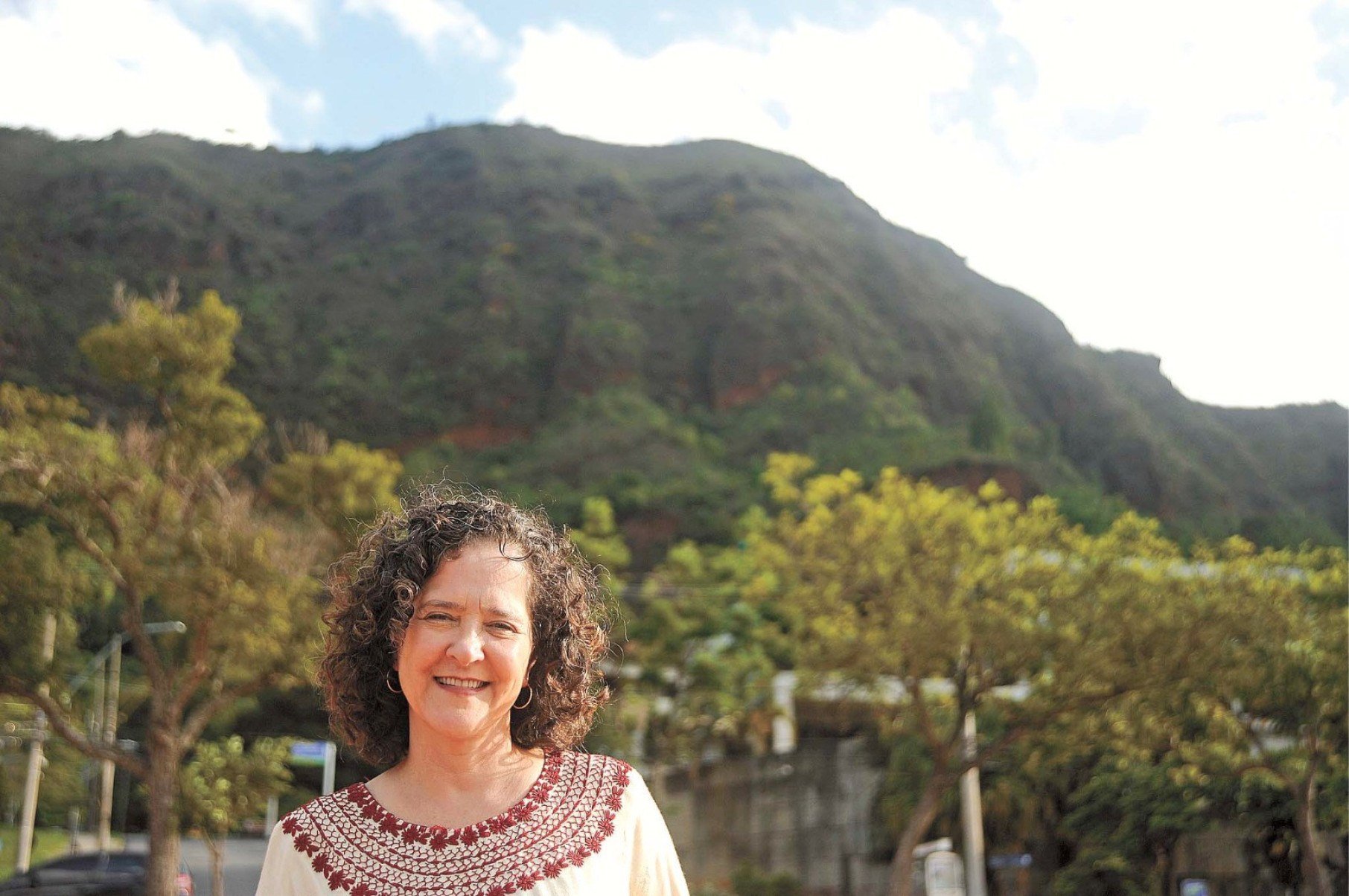 'Acho incrível essa montanha na cidade. Olho para a serra sempre com muito encantamento, mas com uma certa tristeza também, porque ela é sempre muito desrespeitada', diz a escritora Carla Madeira 
