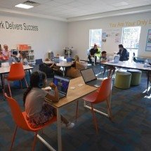 Escola americana substitui professores por Inteligência Artificial - Reprodução/Newsweek
