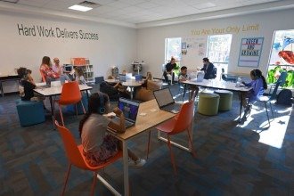 Escola americana substitui professores por Inteligência Artificial