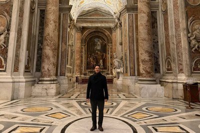 Chris Pratt estrelará um documentário sobre a descoberta do túmulo do Apóstolo Pedro na Necrópole Vaticana, localizada sob a Basílica de São Pedro, com lançamento previsto para 2026, ano que marca os 400 anos da dedicação da atual basílica. A produção é assinada pela Vatican Media, pela Fabbrica di San Pietro e pela AF Films, com direção da espanhola Paula Ortiz e roteiro de Andrea Tornielli, acompanhado por Pietro Zander.
 -  (crédito: Reprodução Instagram /@prattprattpratt)