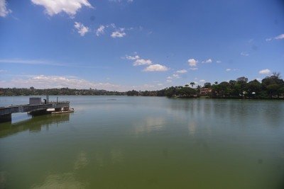 Lancha da Marinha do Brasil percorreu trecho autorizado da Lagoa da Pampulha, em BH, durante evento que marcou a assinatura do termo de cooperação com a prefeitura -  (crédito: Leandro Couri/EM/D.A.Press)