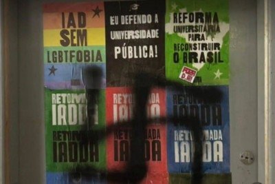 Pichação com símbolo nazista foi encontrada na sede do Diretório Acadêmico de Artes e Design da UFJF, no campus de Juiz de Fora; universidade e estudantes repudiaram o ato e cobram responsabilização. -  (crédito: REDES SOCIAIS/REPRODUÇÃO)