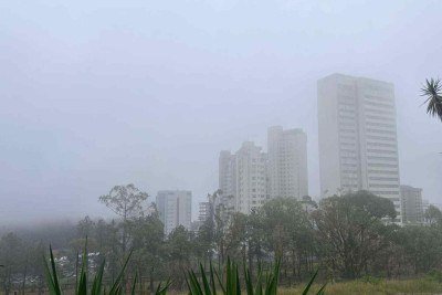 Previsão indica pancadas de chuva, com raio e ventos, e temperaturas entre 18ºC e 28ºC -  (crédito: Edésio Ferreira/EM/D.A Press)