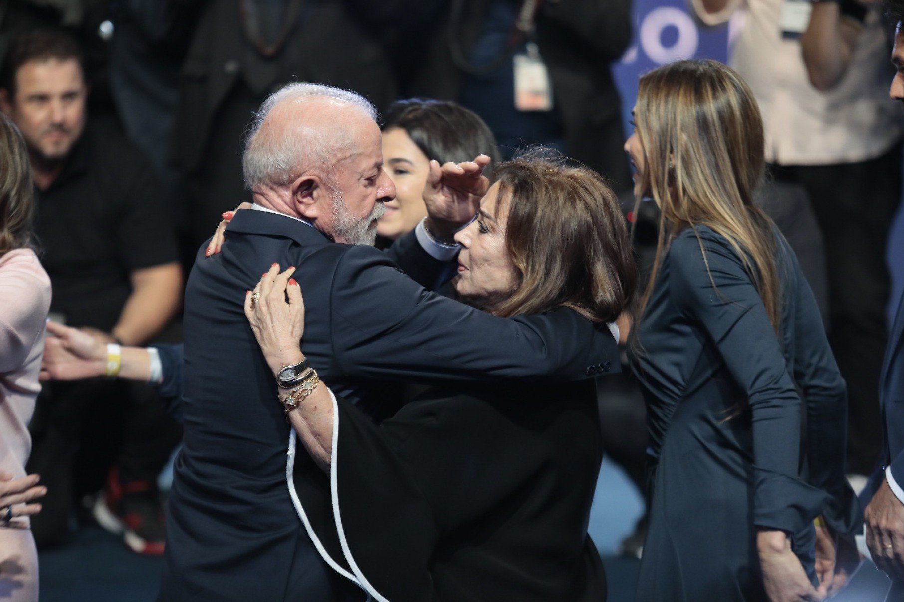 Presidente Lula abraça Iris Abravanel, viúva de Silvio Santos, na cerimônia de lançamento do canal SBT News, em São Paulo