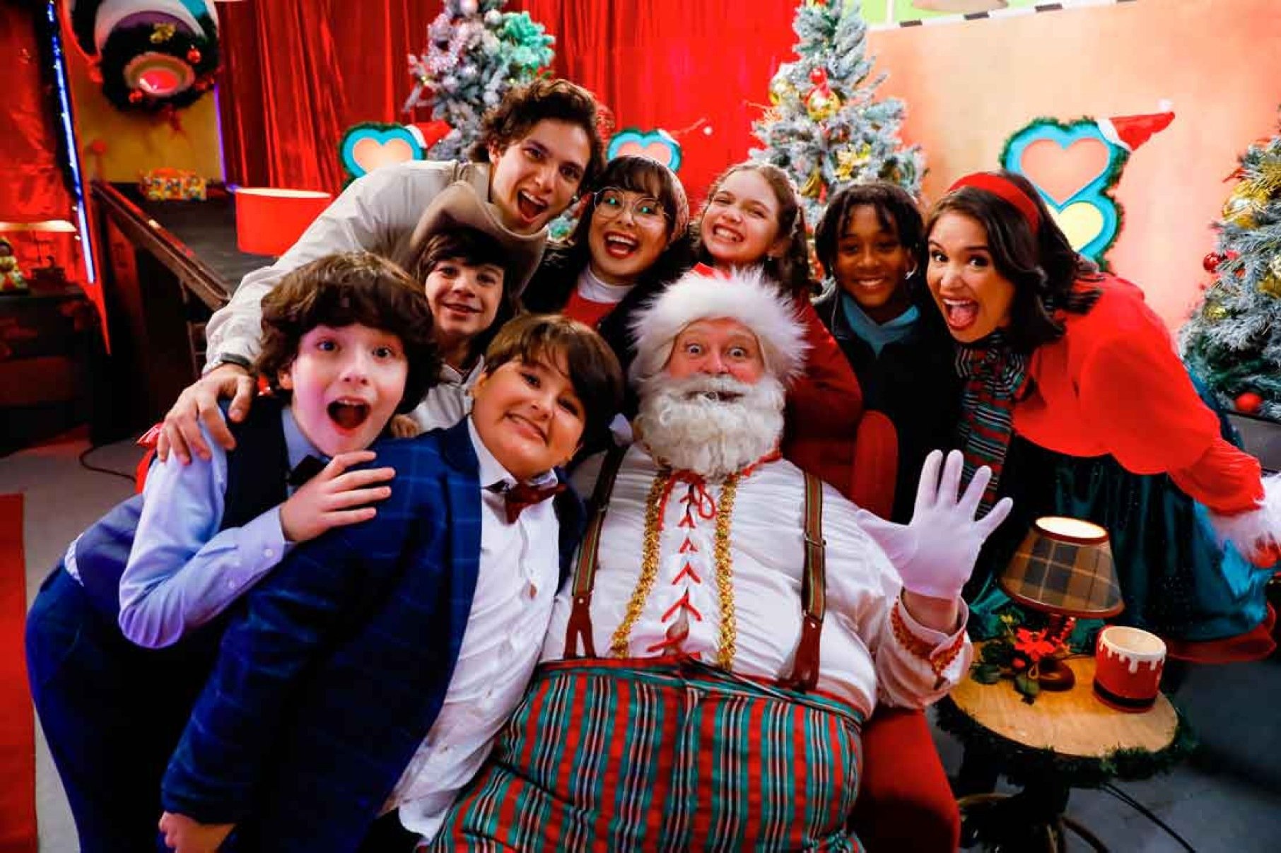 Papai Noel está cercado de crianças no programa Papai Noel bugou, no SBT/Alterosa 