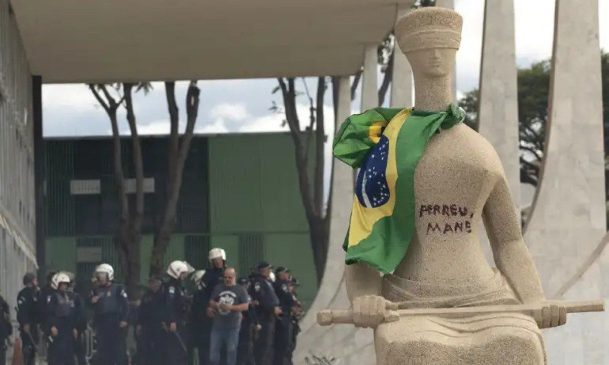 Estátua da Justiça depredada, em frente ao Supremo Tribunal Federal, durante atos antidemocráticos de 8 de janeiro de 2023, em Brasília
 -  (crédito: Joedson Alves/EBC)