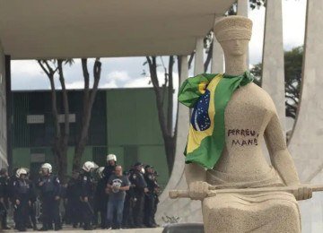 Estátua da Justiça depredada, em frente ao Supremo Tribunal Federal, durante atos antidemocráticos de 8 de janeiro de 2023, em Brasília
 -  (crédito: Joedson Alves/EBC)