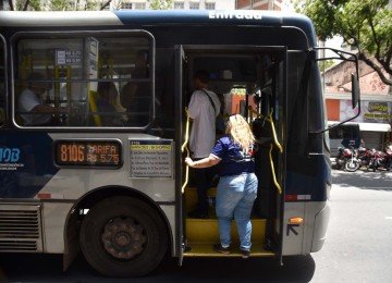 Passageiros embarcam em ônibus no Centro de Belo Horizonte no primeiro domingo de gratuidade do transporte coletivo -  (crédito: Ramon Lisboa/EM/D.A.Press)