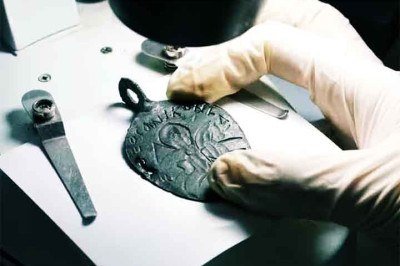 Arqueólogos da Turquia acharam um amuleto do século V, que mistura religiosidade e simbolismo militar de proteção para os cavaleiros bizantinos. Um objeto que, segundon os especialistas, é uma raridade.  -  (crédito:  Universidade de Karabük)