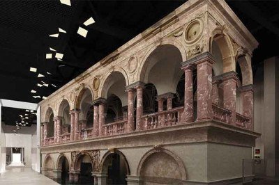 Fragmentos arquitetônicos de um palácio barroco construído no século 17 foram recuperados do fundo do rio Vístula, em Varsóvia. -  (crédito:  Museu de História Polonês)