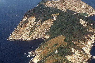 A Ilha da Queimada Grande, a 35 km do litoral paulista, é um dos lugares mais perigosos do mundo. Entra em qualquer lista de ambientes onde o ser humano não pode pisar (exceto com autorizações especiais).  -  (crédito: Prefeitura Municipal  de Itanhaém wikimedia commons )