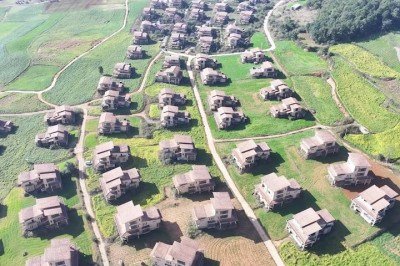 No interior da província de Yunnan, na China, um grande conjunto de mansões de luxo abandonadas chama a atenção.  -  (crédito: Reproduc?a?o/YouTube)