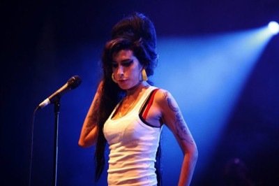 A morte precoce de Amy Winehouse, uma das cantoras britânicas mais promissoras das últimas décadas, completou 14 anos em 23/07/25. Ela causou comoção por ser o desfecho da trajetória dramática da artista. -  (crédito: wikimedia commons/Rama)