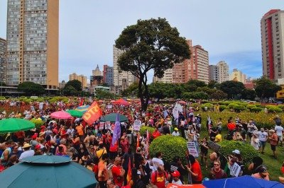 Manifestantes ocupam a Praça Raul Soares, no Centro de Belo Horizonte, com cartazes contra o PL da Dosimetria e em defesa da democracia, durante ato nacional neste domingo (14/12) -  (crédito: Jair Amaral / EM / D.A Press)