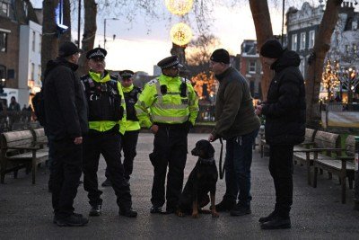 As autoridades não explicaram se o balanço incluía um dos atiradores, que morreu durante o ataque

 -  (crédito: Chris J Ratcliffe / AFP)