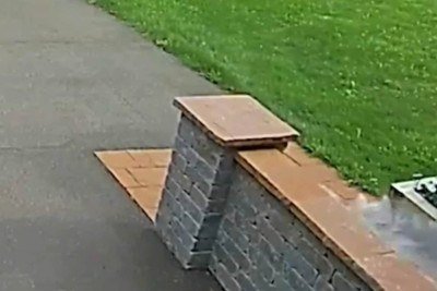 Imagens da queda de um meteorito foram captadas recentemente pela câmera de segurança de uma casa na cidade de Charlottetown, no Canadá, a cerca de 1,3 milhão de quilômetros de Ottawa, capital do país. De acordo com pesquisadores, foi a primeira vez que houve um registro desse tipo, incluindo a captação do estrondo. 
 -  (crédito: Reprodução)