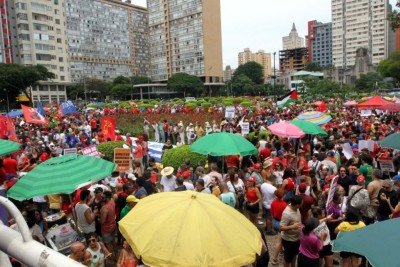 Manifestantes ocupam a Praça Raul Soares, no Centro de Belo Horizonte, com cartazes contra o PL da Dosimetria e em defesa da democracia, durante ato nacional neste domingo (14/12)
 -  (crédito: Jair Amaral/EM/D.A Press)