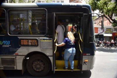 Passageiros embarcam em ônibus no Centro de Belo Horizonte no primeiro domingo de gratuidade do transporte coletivo -  (crédito: Ramon Lisboa/EM/D.A.Press)
