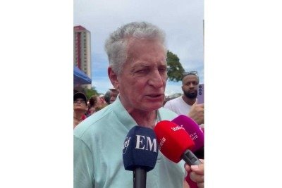 O deputado federal Rogério Correia (PT-MG) discursou na Praça Raul Soares, em Belo Horizonte, durante ato contra o PL da Dosimetria e em defesa da democracia, neste domingo (14/12) -  (crédito: SILVIA PIRES/EM/DAPRESS)