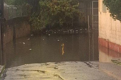 Rua Itambé, no bairro Floresta, com passagem impedida pela chuva -  (crédito: Rafael Rocha/EM/D.A Press)