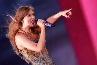 A cantora Taylor Swift durante apresentação da turnê 'The Eras Tour' na Califórnia
 -  (crédito: Michael Tran/AFP)