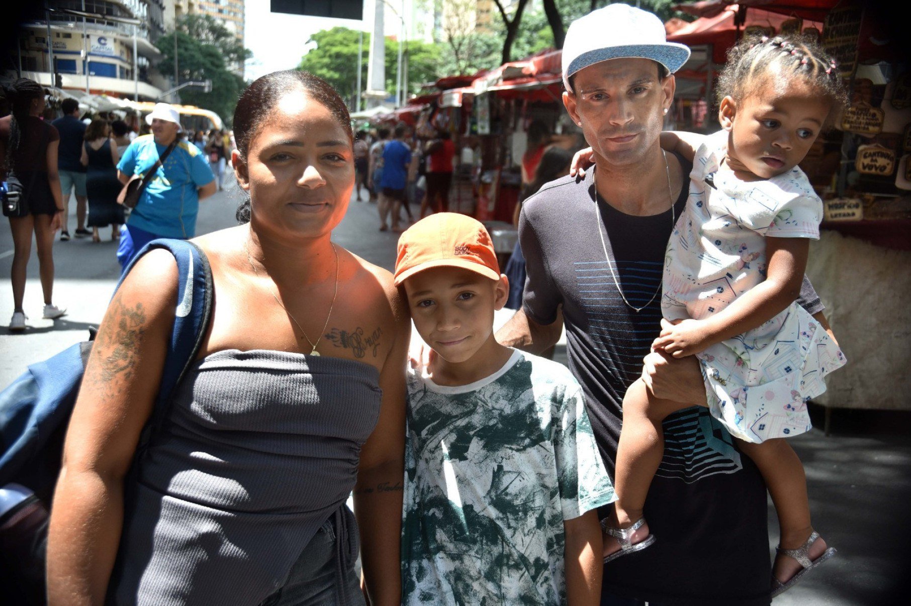 Come&ccedil;ou neste domingo a gratuidade nos &ocirc;nibus de BH. Na foto, Brena Cristina, de 29 anos, e M&aacute;rcio de Jesus, de 28, com seus filhos, Bryan Marques, 10, e Tayla Gabriela, 2.