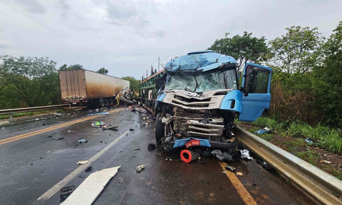 Acidente na MGC-135, em Montes Claros, no Norte de Minas, causou interdi&ccedil;&atilde;o da rodovia na tarde desse domingo (14/12)