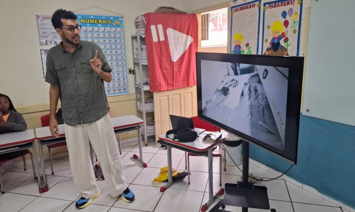 Na foto, o artista Paulo Accioly durante a produ&ccedil;&atilde;o do curta em Leopoldina, na Zona da Mata Mineira