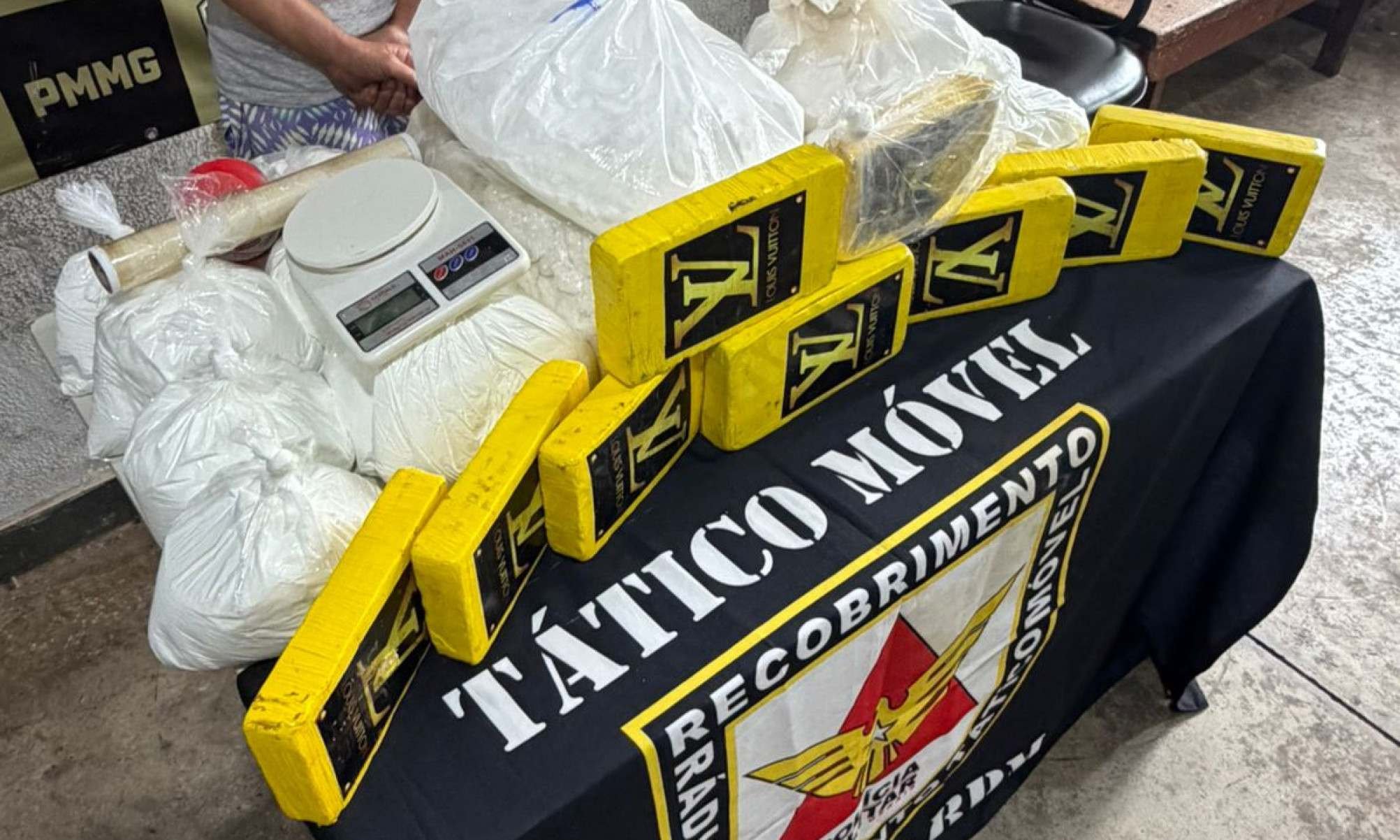 Mulher supostamente coagida &eacute; presa com R$ 2 milh&otilde;es em coca&iacute;na pura -  (crédito: PMMG/Divulga&ccedil;&atilde;o)