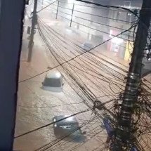 Chuvas em Juiz de Fora: carros ficam submersos e ônibus alagado; veja vídeo - Redes sociais