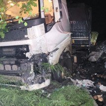 Motorista morre em batida de dois caminhões e carreta - CBMMG