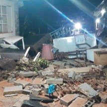 MG: mulher fica ilhada em casa e parede do imóvel desaba após chuvas - CBMMG