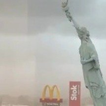 Temporal derruba estátua da Havan no Sul - REDES SOCIAIS/REPRODUÇÃO