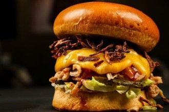 Hambúrguer e açaí são os mais pedidos em app de comida no interior em 2025