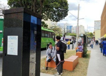 Refúgio climático na Rua dos Carijós oferece água e nebulização para aliviar o calor intenso no Centro de Belo Horizonte. -  (crédito: Divulgação/PBH)