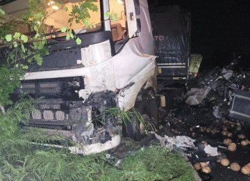 A cabine do caminhão que transportava côco, onde estava o motorista morto, ficou inteiramente destruída -  (crédito: CBMMG)