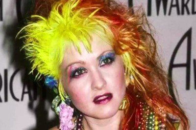 Várias celebridades pelo mundo já tiveram ou ainda têm cabelos tingidos com cores incomuns. Veja alguns famosos que se sobressaíram. - 