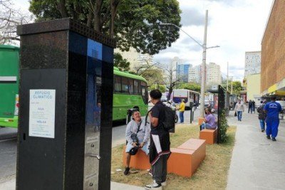 Ref&uacute;gio clim&aacute;tico na Rua dos Carij&oacute;s oferece &aacute;gua e nebuliza&ccedil;&atilde;o para aliviar o calor intenso no Centro de Belo Horizonte. -  (crédito: Divulga&ccedil;&atilde;o/PBH)