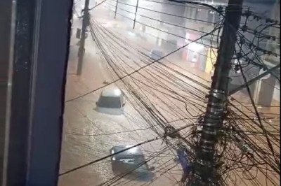 Carros parcialmente submersos no Bairro Vitorino Braga, na Regi&atilde;o Leste da cidade -  (crédito: Redes sociais)