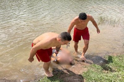 Momento em que bombeiros retiram o corpo da água  -  (crédito: CBMMG)