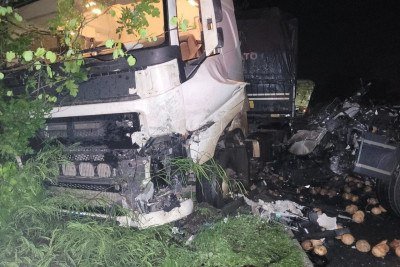 A cabine do caminhão que transportava côco, onde estava o motorista morto, ficou inteiramente destruída -  (crédito: CBMMG)