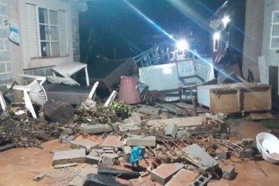 A residência da solicitante teve danos estruturais, bem como danos materiais -  (crédito: CBMMG)