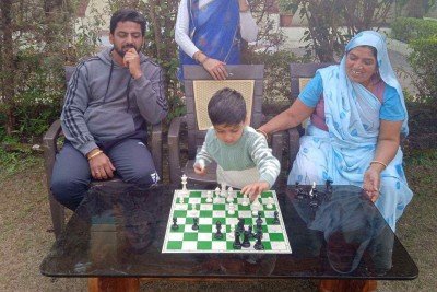 Menino de 3 anos aprendeu a jogar xadrez em apenas 6 meses -  (crédito: ETV Bharat)