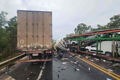 O condutor da carreta, de 41 anos, ficou preso dentro da cabine com fratura exposta no punho esquerdo -  (crédito: Corpo de Bombeiros/Reprodução)