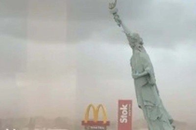 Réplica da Estátua da Liberdade em frente à loja da Havan caiu após rajadas de vento durante forte temporal em Guaíba, na Região Metropolitana de Porto Alegre -  (crédito: REDES SOCIAIS/REPRODUÇÃO)
