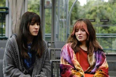 Amizade de Luiza (Giovana Rispoli) e Penélope (Larissa Manoela) é abalada quando uma, descolada, transa com a paixão da outra, tímida e virgem

 -  (crédito: Imagem Filmes/divulgação)